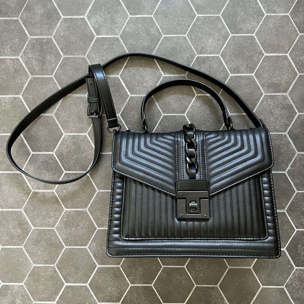 Pretty black Aldo crossbody with black hardware. Great condition.